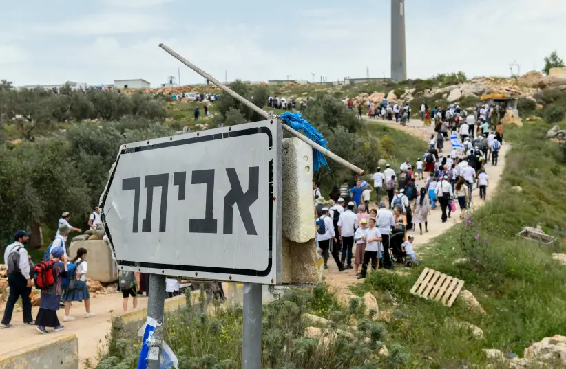  Miles de israelíes marchan hacia un puesto ilegal en Cisjordania mientras aumentan las tensiones