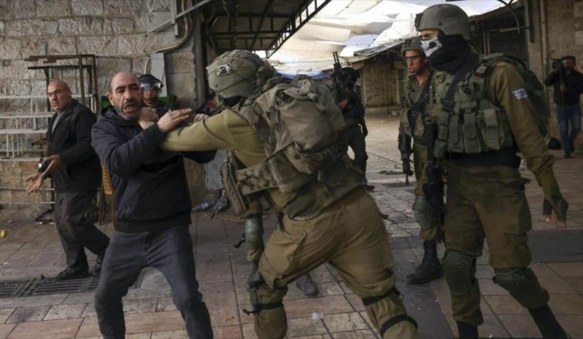 Decenas de palestinos resultan heridos en brutal redada israelí