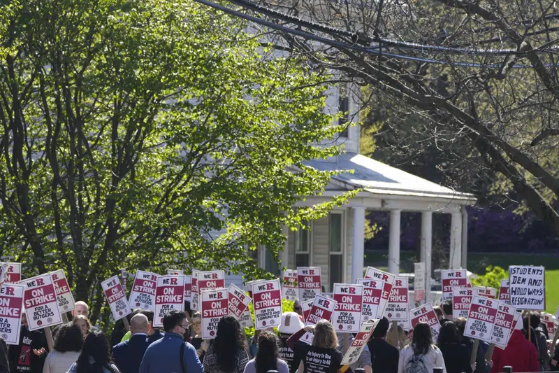  La facultad de Rutgers se declara en huelga, piquete fuera de las clases