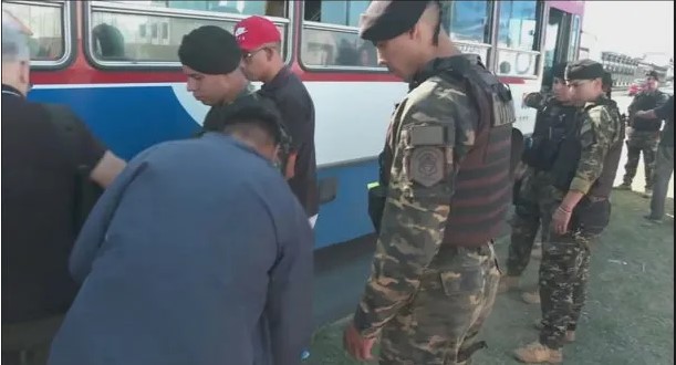  Tras el crimen del colectivero, la Policía Bonaerense cachea a los pasajeros en La Matanza