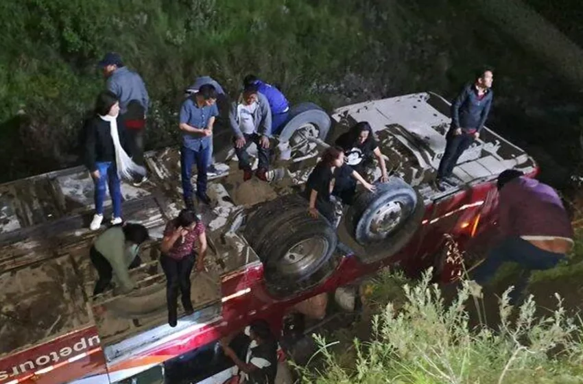  Al menos 10 muertos y 25 heridos en un accidente de autobús en Perú