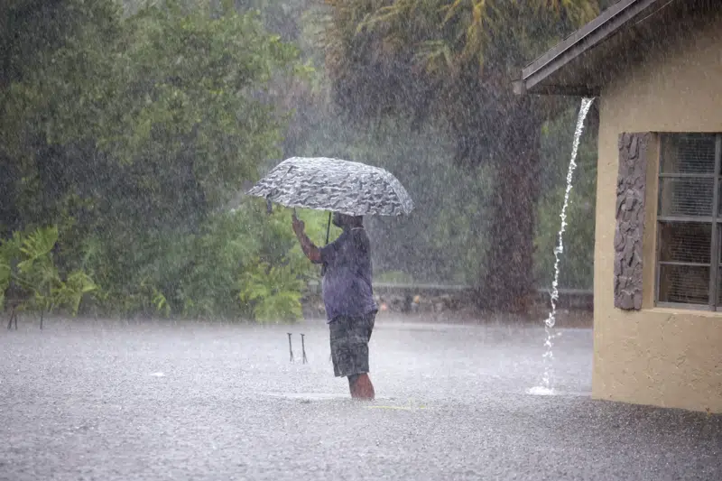  Tormentas torrenciales azotan el sur de Florida y cierran aeropuerto clave