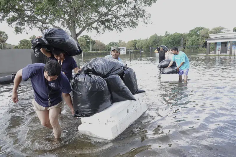  Los habitantes del sur de la Florida limpian y recuerdan el miedo después del diluvio histórico