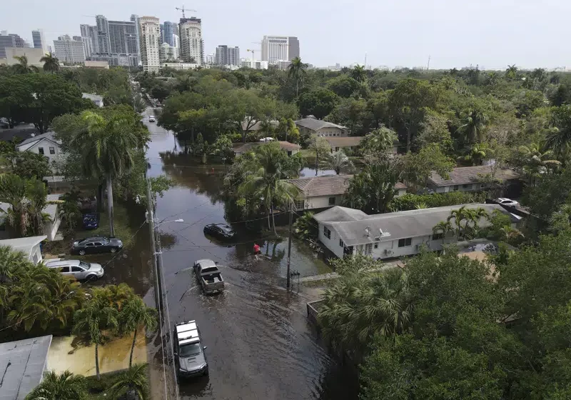  El aeropuerto busca abrir a medida que las inundaciones del sur de Florida retroceden lentamente