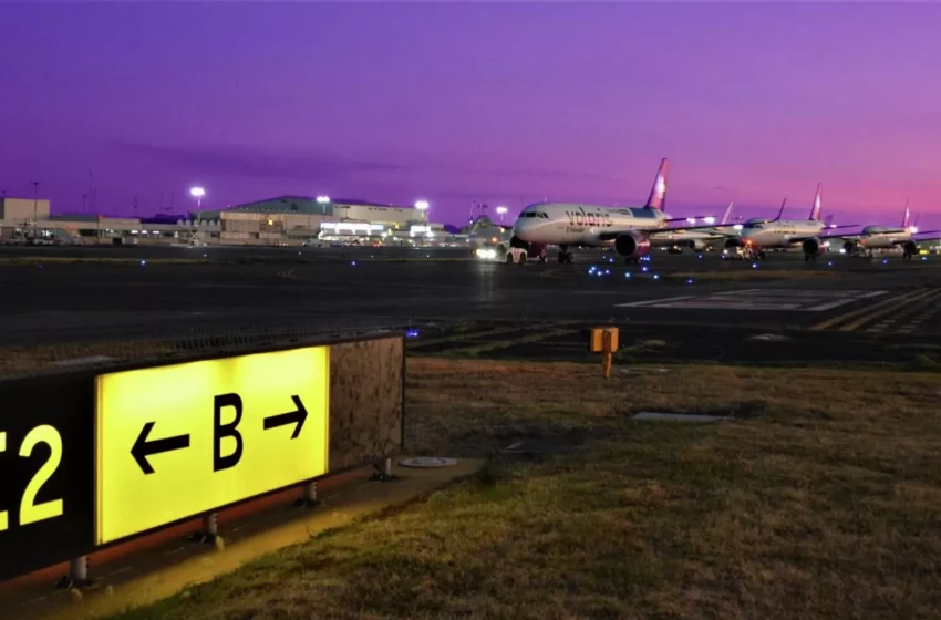  Chocan dos aviones en la pista del Aeropuerto Internacional de la Ciudad de México