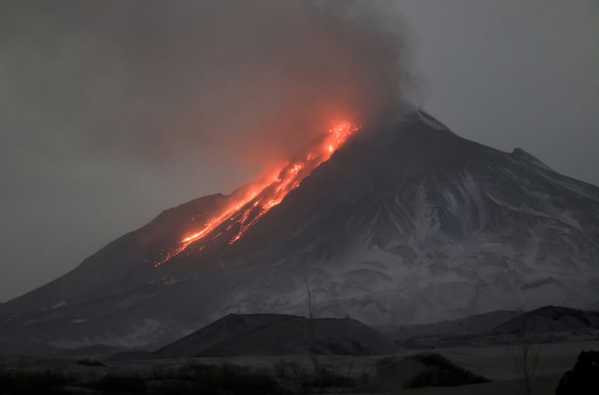  Volcán entra en erupción en el Lejano Oriente de Rusia, cubriendo pueblos de ceniza