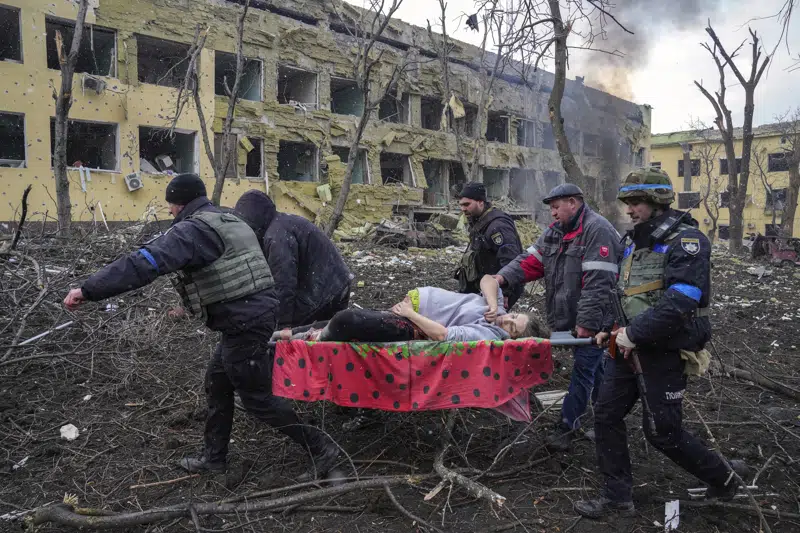  Imagen de AP del ataque al hospital de Mariupol gana World Press Photo