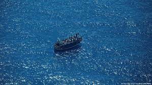  Guardacostas de Italia trabaja para rescatar a 1.200 migrantes a la deriva en el mar