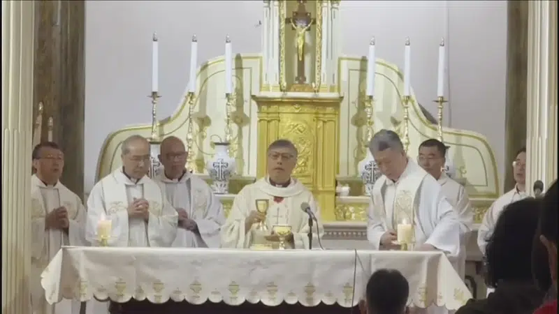  Obispo de Hong Kong invita a líder de iglesia respaldada por el estado de China
