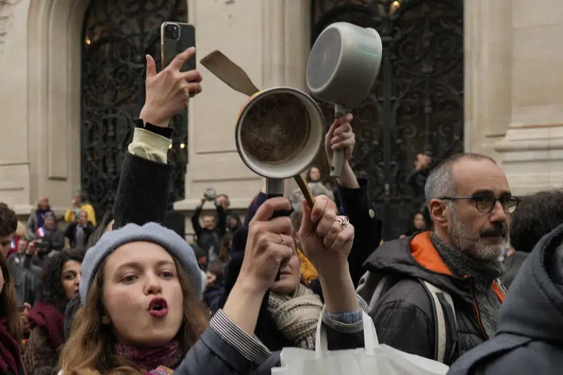  Francia golpea ollas y sartenes en una nueva protesta contra las pensiones