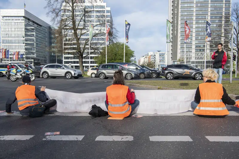  Manifestantes climáticos intentan detener el tráfico en Berlín