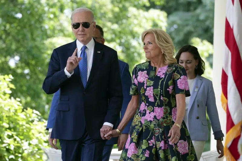  Biden dice que la enseñanza no debería ser un trabajo que “pone en peligro la vida”