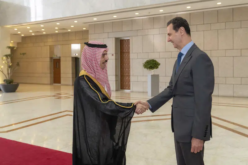  Mientras Assad regresa al redil árabe, los sirios miran con esperanza y miedo