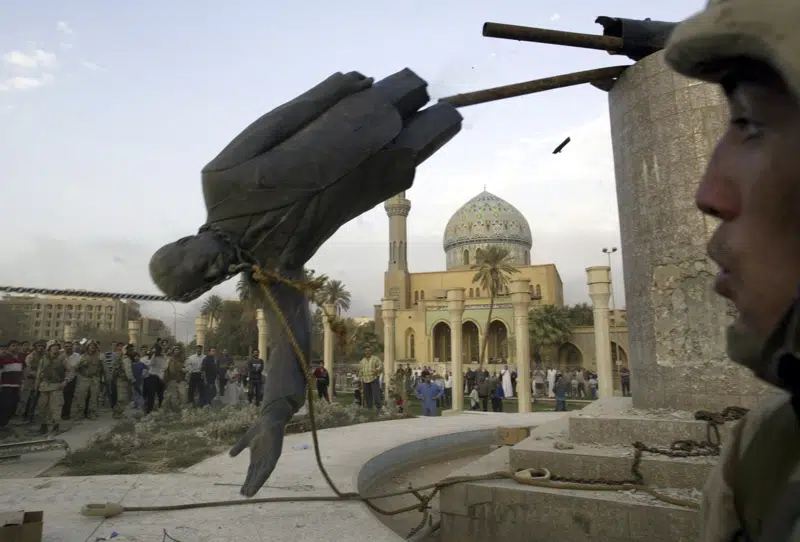  Una vez en todas partes, la imagen de Saddam borrada de Bagdad