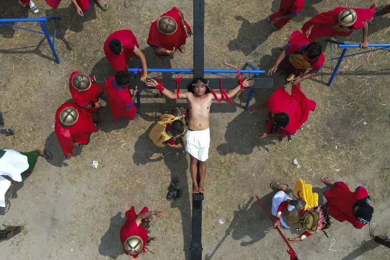  Filipinos clavados en cruces a pesar de la objeción de la iglesia