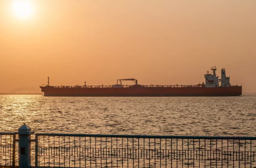  China aumenta la importación del crudo iraní debido a la demanda del petróleo ruso