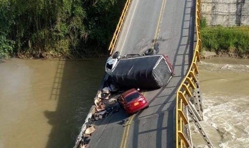  Mueren dos policías al colapsar un puente en el suroeste de Colombia