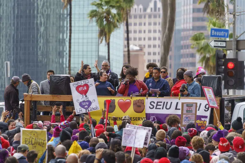  Después de la huelga, los trabajadores del distrito escolar de Los Ángeles aprueban un acuerdo laboral