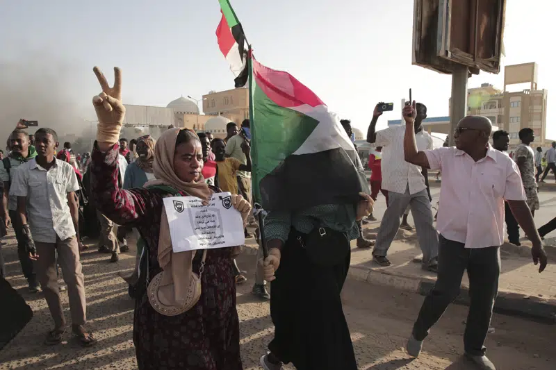  Manifestantes a favor de la democracia se reúnen en Sudán mientras se estanca el acuerdo con el ejército