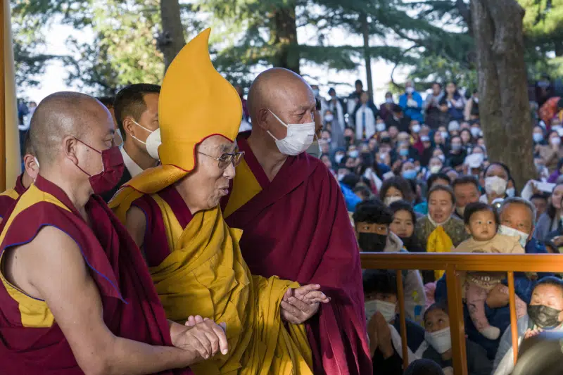  Dalai Lama se disculpa después de que video lo muestra besando a un niño