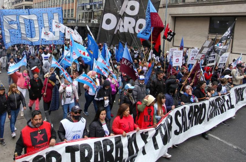  Marcha de antorchas de la Unidad Piquetera y amenaza de acampe en la Plaza de Mayo