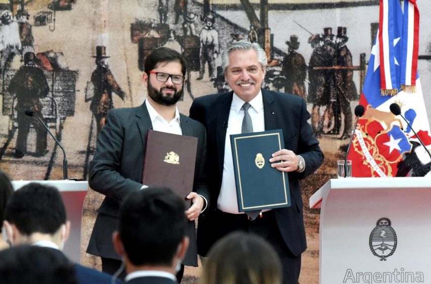  Alberto Fernández se reúne con Gabriel Boric en Chile para conmemorar el Abrazo de Maipú