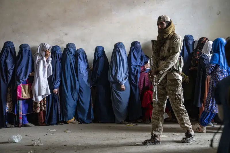  Grupos de derechos humanos critican las severas restricciones de los talibanes a las mujeres afganas como un “crimen de lesa humanidad”