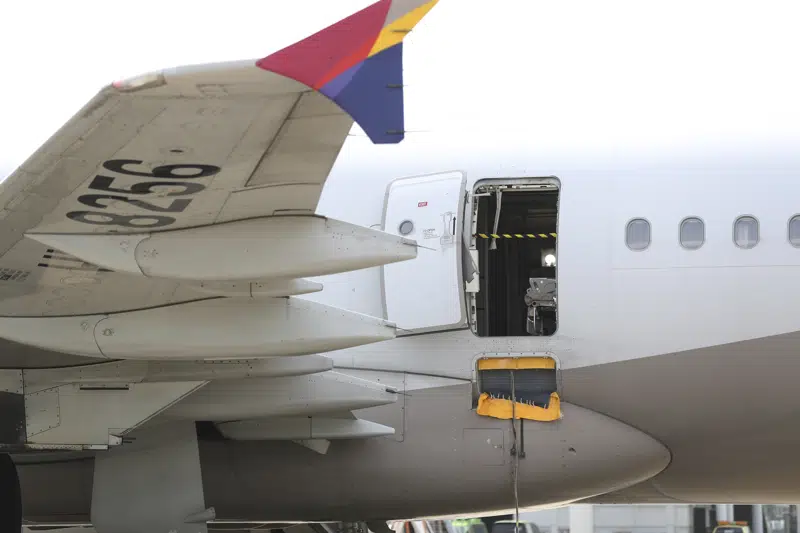  Pasajero abre puerta de salida durante vuelo de avión en Corea del Sur; 12 personas heridas leves
