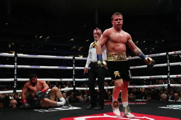  Boxeo: en un sangriento combate, Canelo Álvarez no pudo noquear en su regreso a México pero ganó en tarjetas