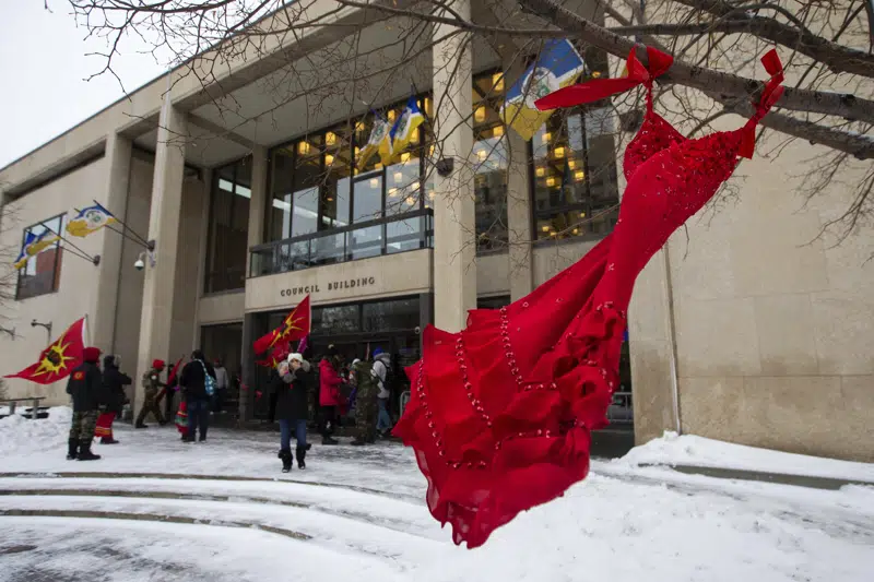  Vestidos de rojo, familias indígenas honran a familiares desaparecidos