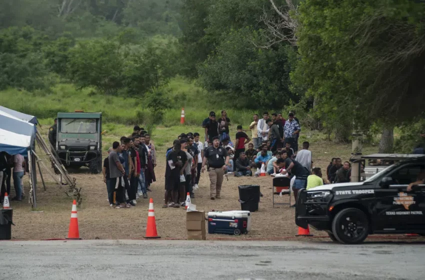  Los migrantes invaden la frontera de EE. UU. mientras la ley de expulsión de la era de la pandemia se pone fin