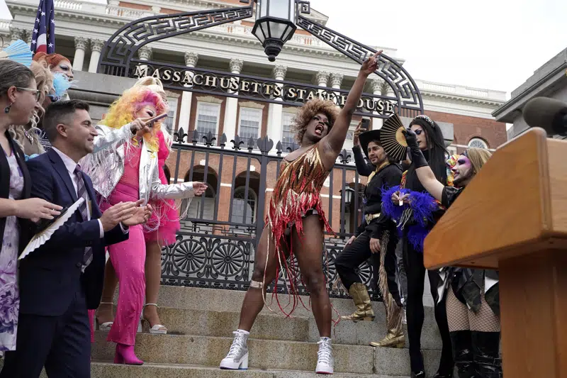  El orgullo está de vuelta en Boston cuando el desfile regresa después de la disputa por la inclusión