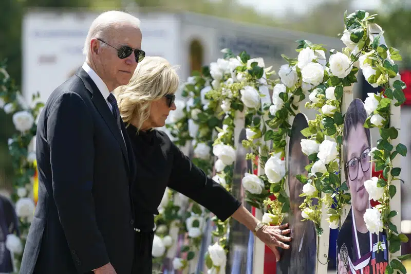  Biden conmemorará el aniversario de una ley de seguridad de armas firmada después de la masacre en la escuela de Uvalde, Texas