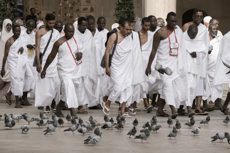  Peregrinos del Hajj realizan rituales finales en La Meca antes de dirigirse a Mina