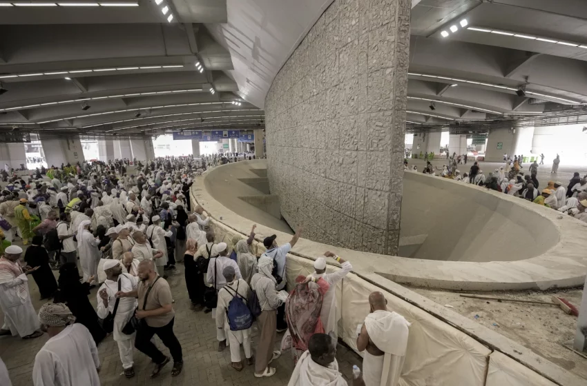  Peregrinos musulmanes participan en la lapidación simbólica del diablo mientras la peregrinación del Hajj termina