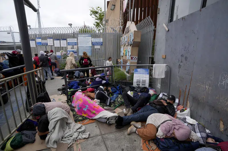  EE. UU. amplía los espacios para la aplicación de asilo en los cruces terrestres a medida que la demanda supera la oferta