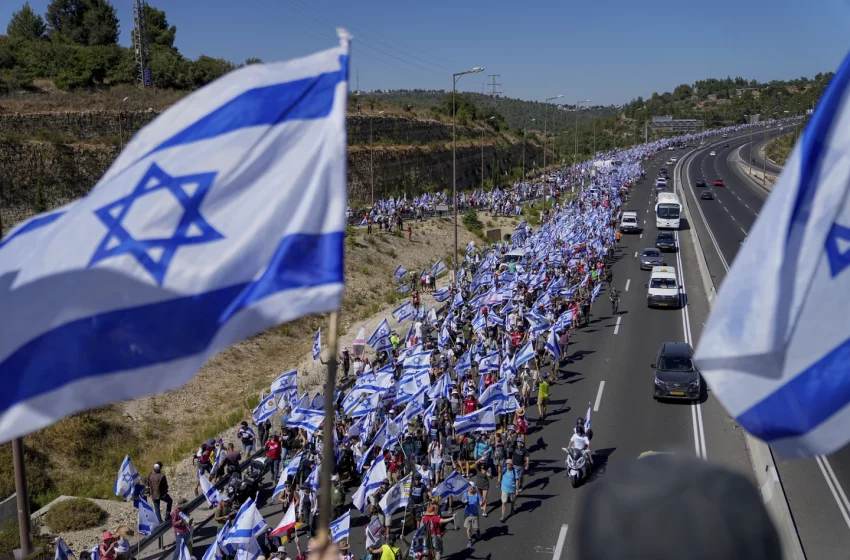  Feroces protestas han estado sacudiendo a Israel durante meses. ¿Qué los está alimentando?