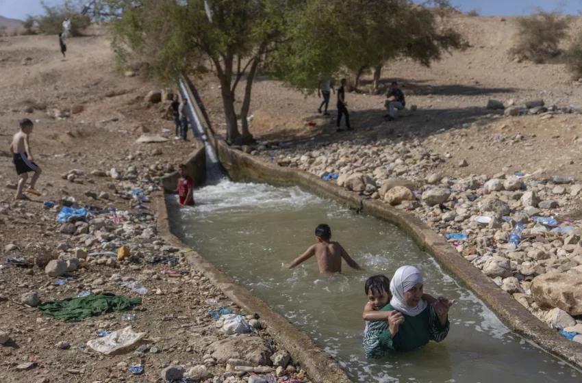  A medida que prosperan los asentamientos israelíes, los grifos palestinos se secan. La crisis del agua refleja una batalla más amplia