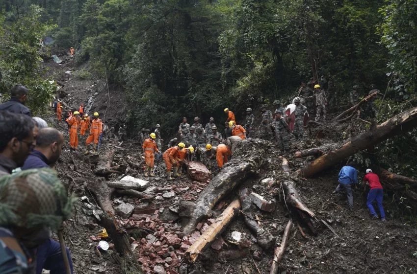  Las fuertes lluvias y los deslizamientos de tierra han matado al menos a 72 personas esta semana en un estado indio del Himalaya.