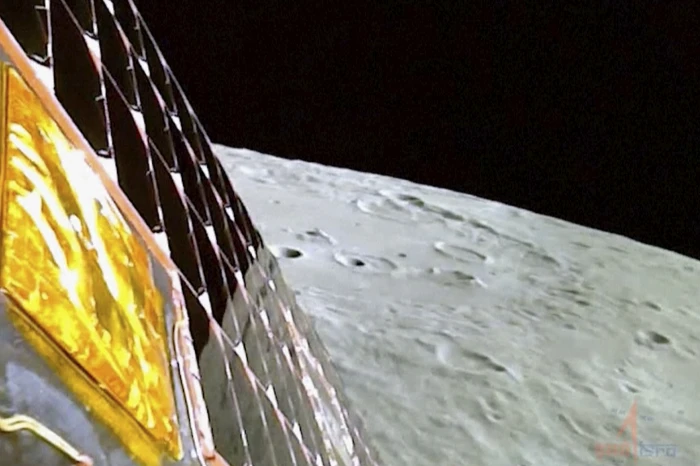  El vehículo lunar de la India desciende por una rampa hasta la superficie lunar y da un paseo