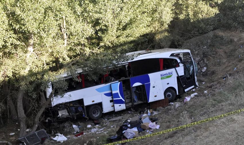  Accidente deja al menos 12 muertos en el centro de Turquía