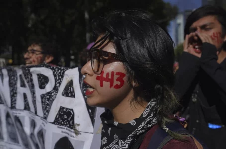 Tensiones entre gobierno y familiares de jóvenes desaparecidos marcan aniversario de caso Ayotzinapa