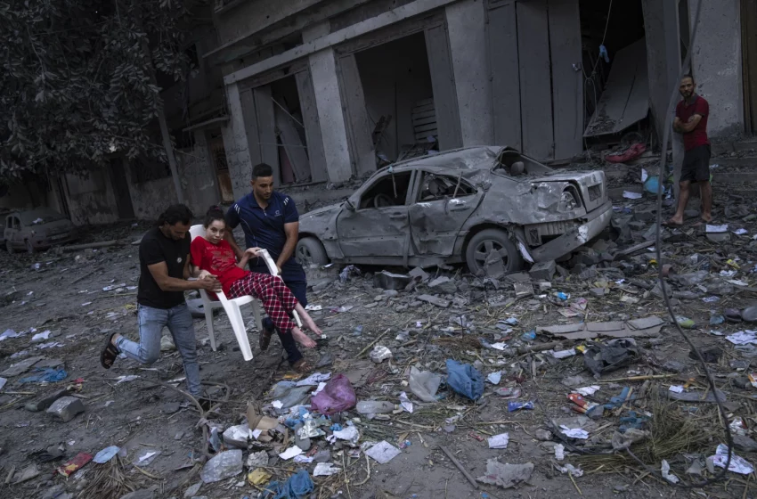  Israel arrasa vecindarios enteros en la sitiada Gaza, que enfrenta un apagón inminente