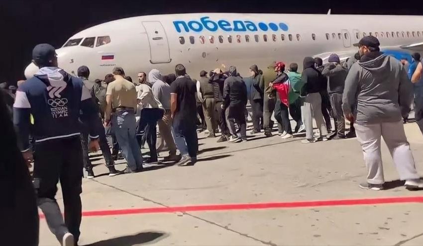  Así indignados irrumpen en aeropuerto ruso en rechazo a avión israelí