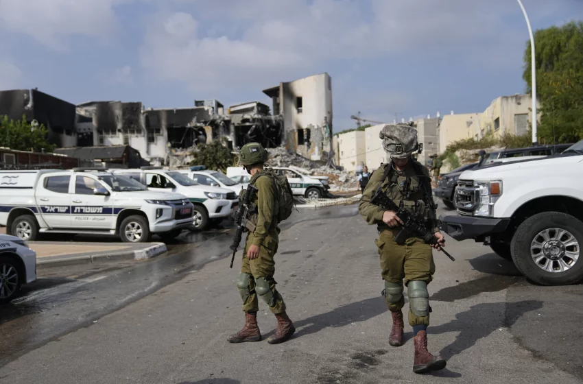  Israel lucha con Hamas por 2do día tras una incursión masiva y choca con Hezbollah en el norte