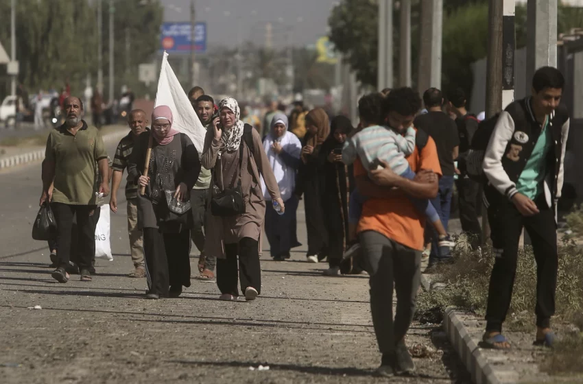  Un número creciente de palestinos huyen a pie mientras Israel dice que sus tropas están luchando dentro de la ciudad de Gaza.