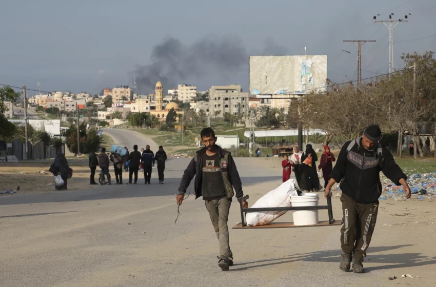  Las fuerzas israelíes asaltan el hospital principal en el sur de Gaza, diciendo que probablemente había rehenes allí.