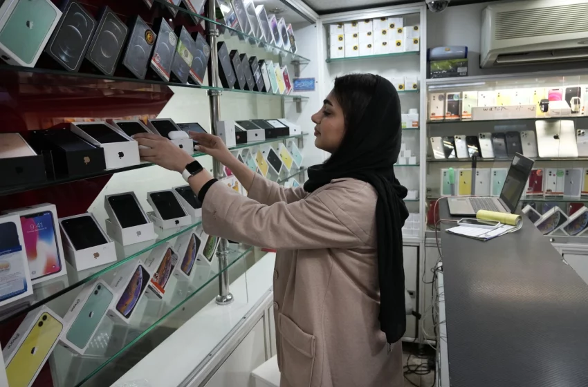  Una descarada estafa de iPhone en Irán refleja sus luchas económicas y tensiones con Occidente