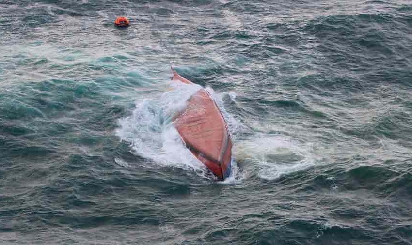 Mueren ocho tripulantes de un barco surcoreano tras volcar frente a la costa de Japón