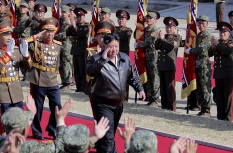 Kim inspecciona unidad de tanques y urge completar preparativos de guerra